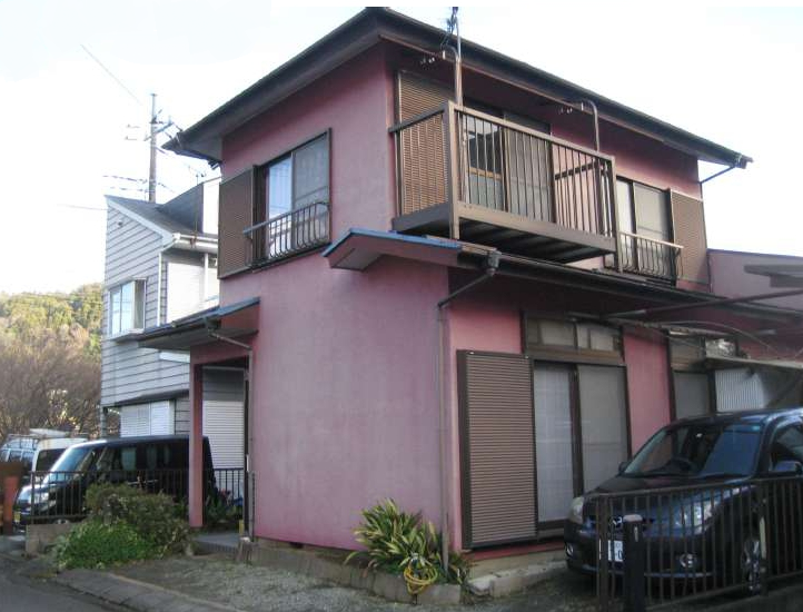 落ち着いた環境で暮らす二階建て住宅