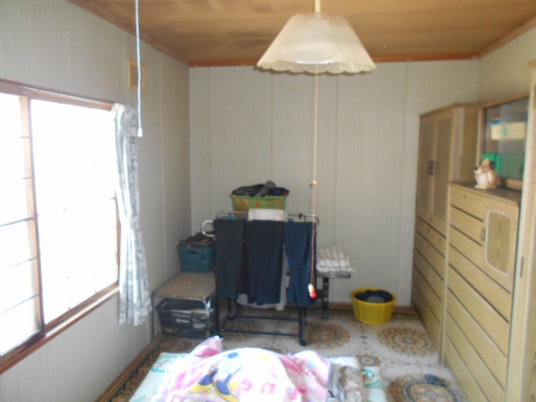 光が差し込む和室