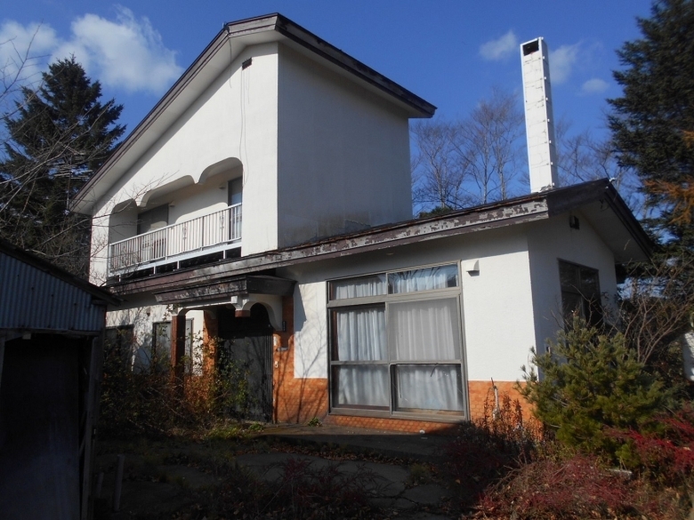 広々とした庭付き二階建て住宅