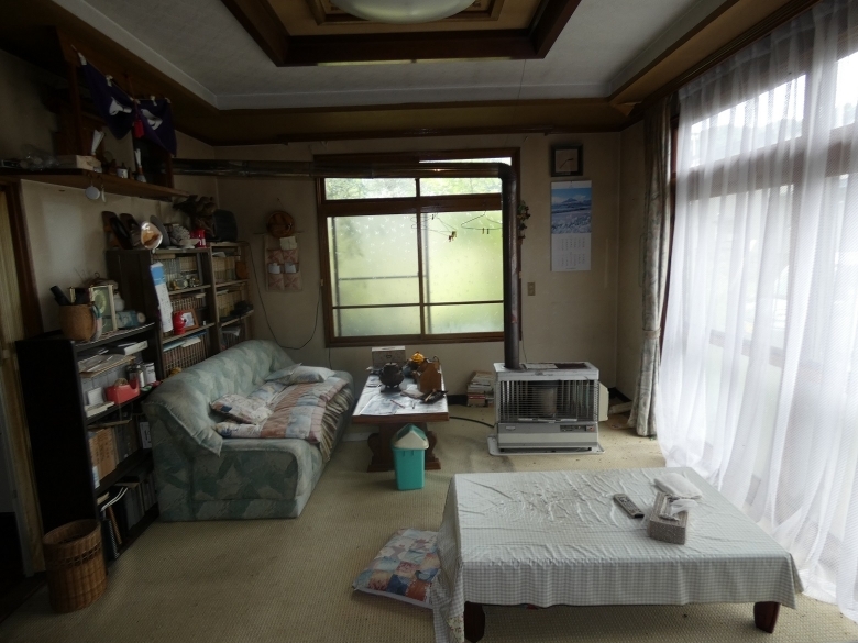 明るい窓辺の居間