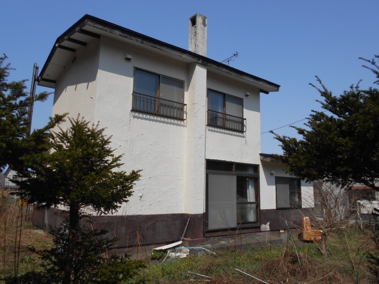 魅力的な外観の白い家