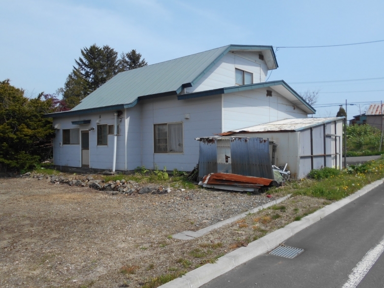 静かな環境に佇む二階建て住宅