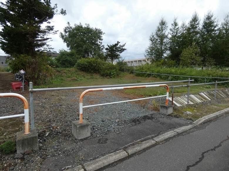 自然に囲まれた空き地