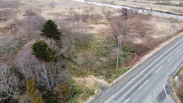 自然豊かな風景に囲まれた空き地