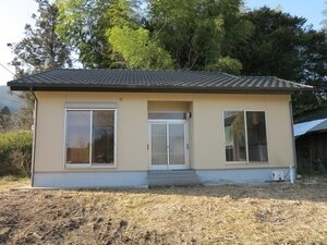 緑に囲まれた平成27年築の木造住宅