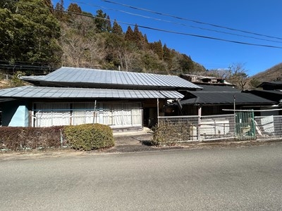 静寂の中の木造平屋