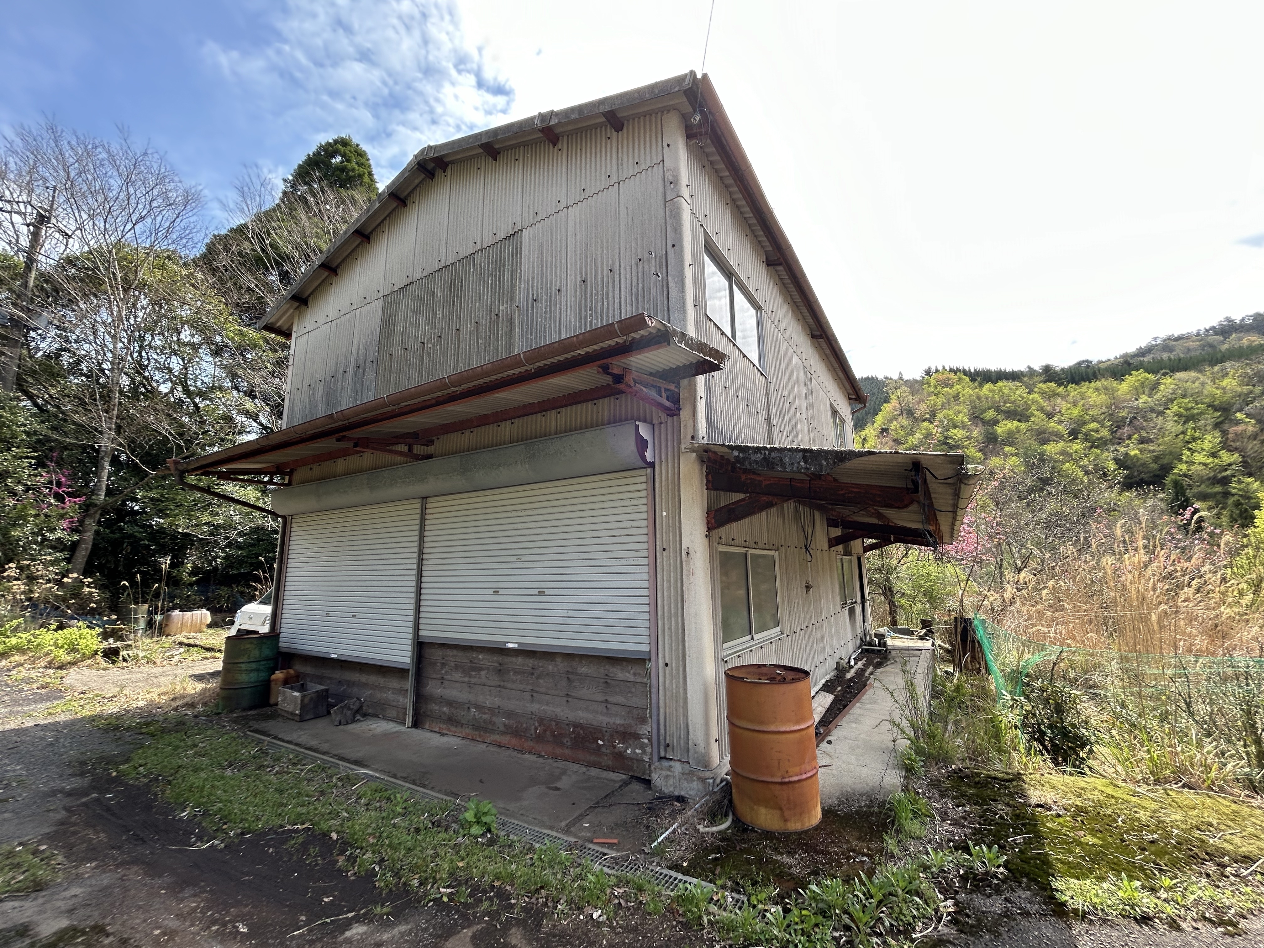 広々とした倉庫の外観