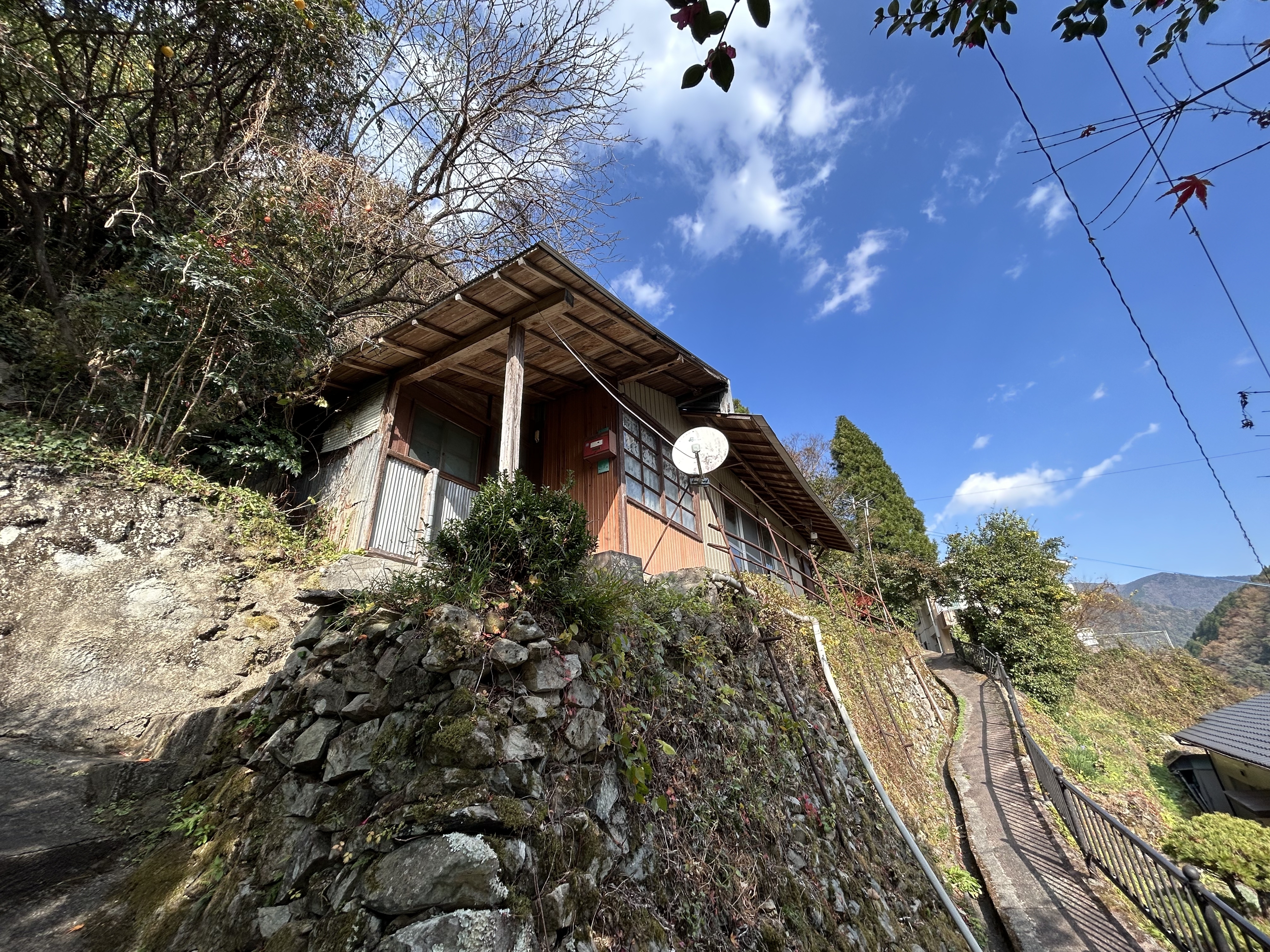 自然に溶け込む古民家