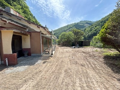 自然に囲まれた木造平屋
