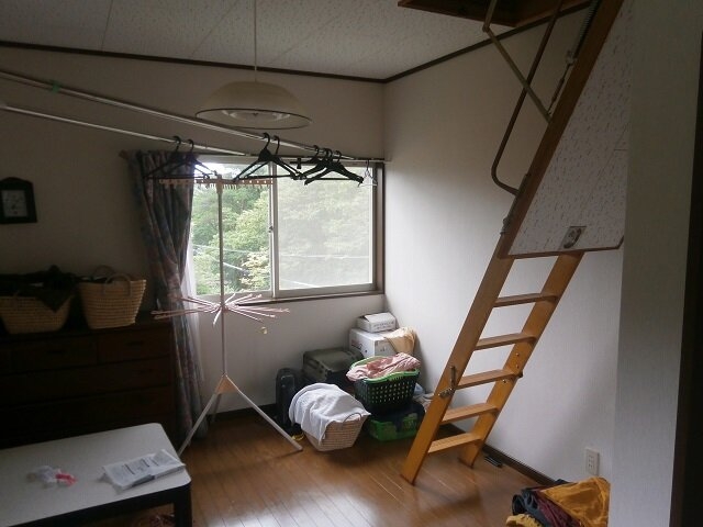 便利なロフト付きの洋室