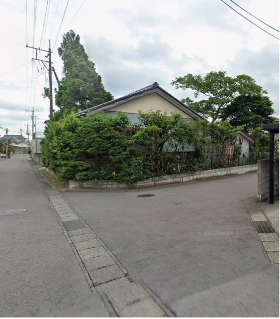 緑豊かな角地の家