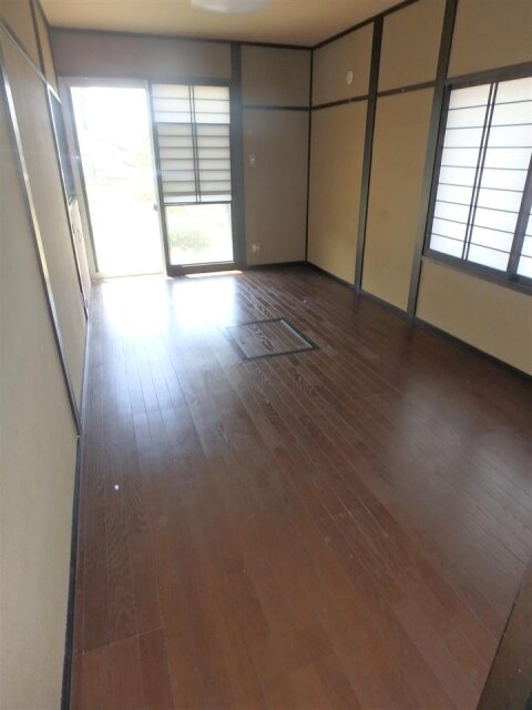 広々としたフローリングの洋室