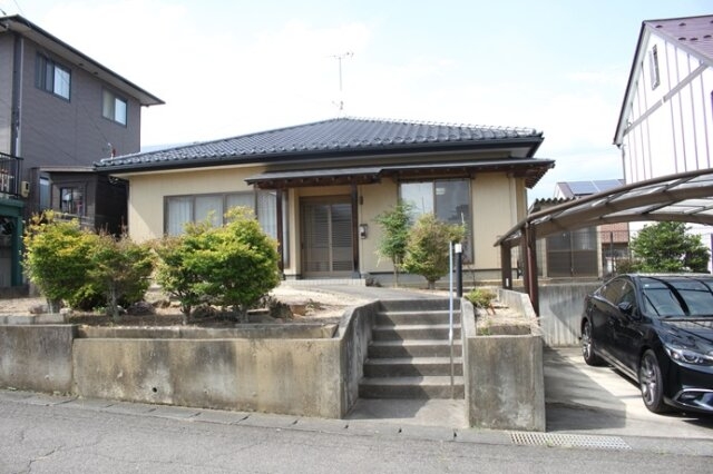 静かな住宅街に佇む平屋