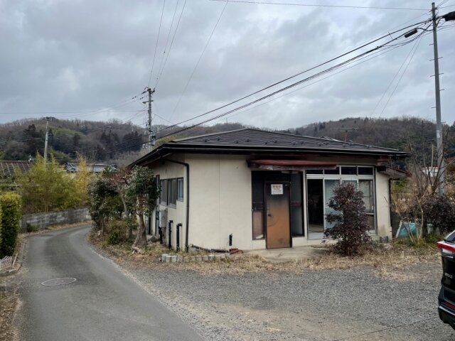 静かな田舎道に面した平屋住宅