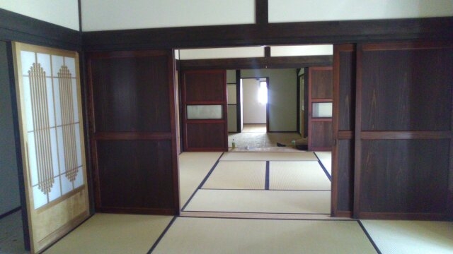 歴史を感じられる居間