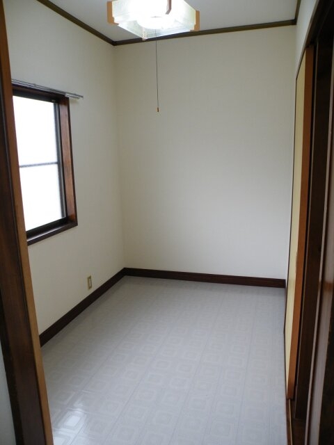 自然光が差し込む洋室