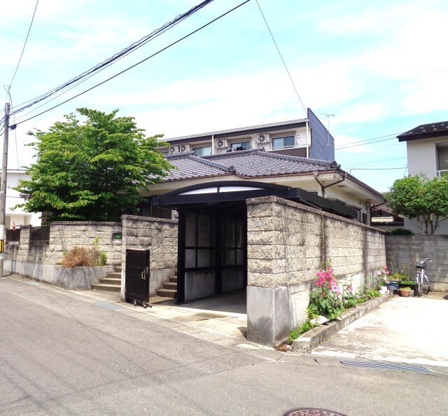 趣ある門構えが魅力の一戸建て、静かな住宅街の平屋