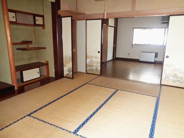 伝統的な和の趣が広がる畳の間、落ち着きのある空間