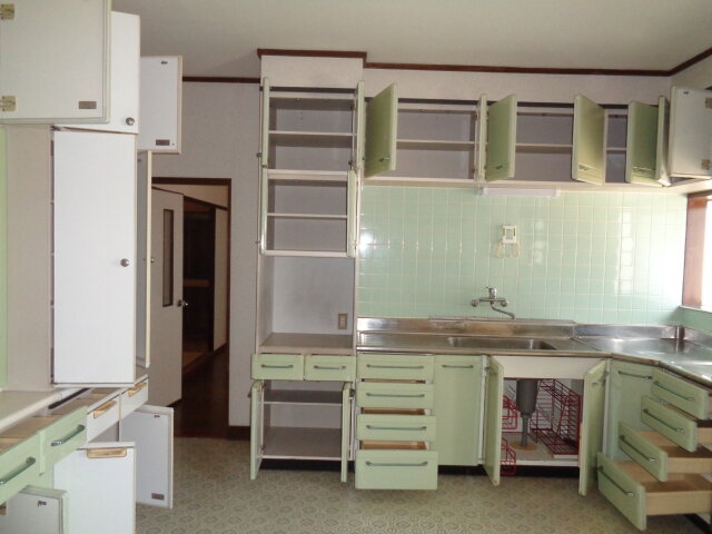 収納力抜群の機能的なキッチン、料理が楽しくなる空間