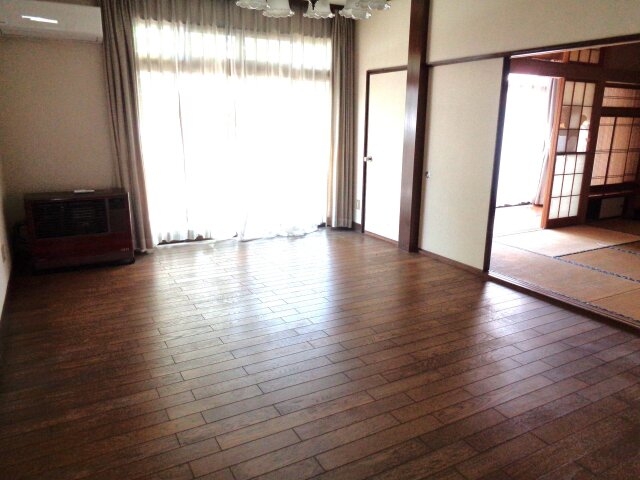 和と洋が調和したリビング、明るい光が差し込む温かみのある部屋