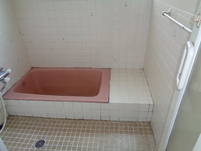 ゆったりとした浴槽で、一日の疲れを癒すリラックス空間