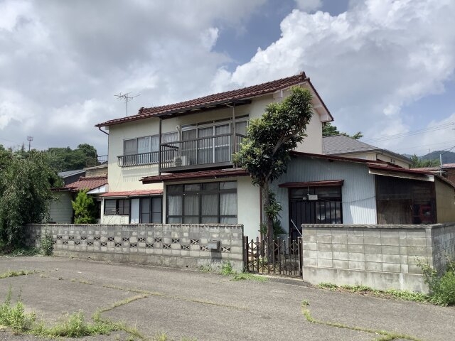 広い敷地に佇むレトロな一軒家