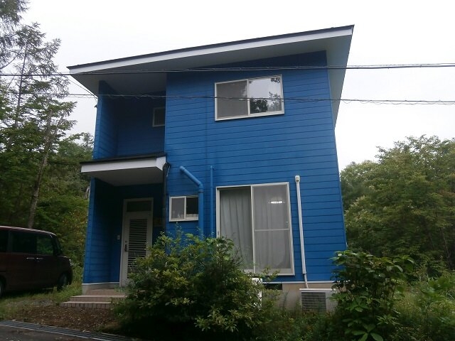 爽やかなブルーの外観が映える木造住宅