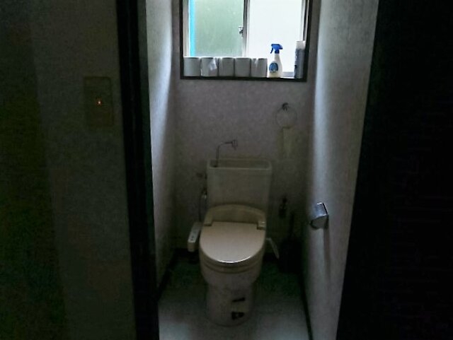 コンパクトで機能的なトイレ