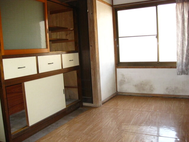 光が差し込むシンプルな和室空間