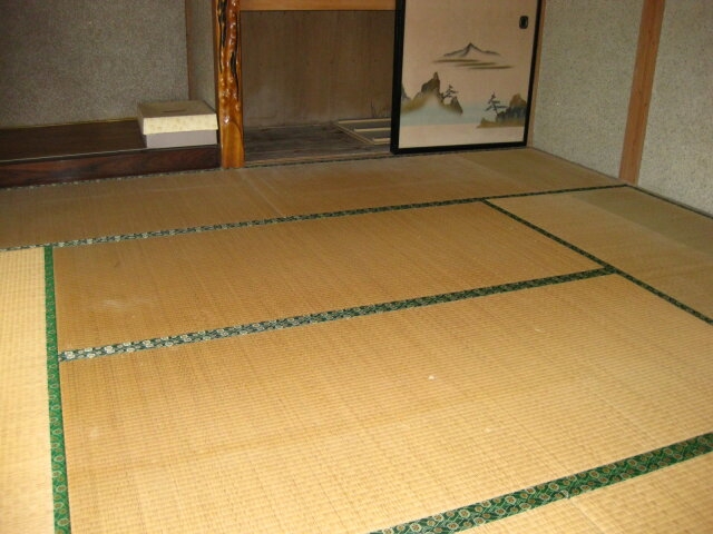 伝統を感じさせる畳の部屋、静寂なひと時