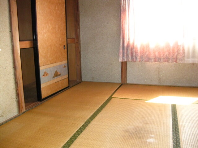 朝日が差し込む温かみのある和室