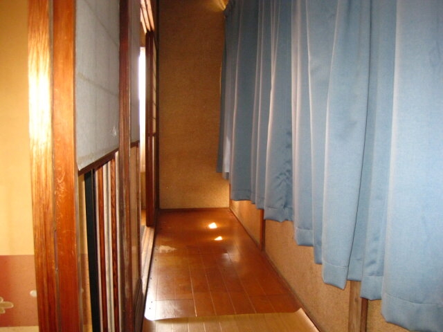 ノスタルジックな廊下がつなぐ各部屋