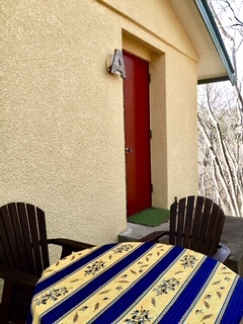 赤い玄関ドアがアクセントの家