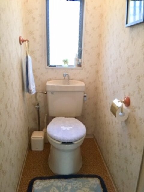 機能的で明るいトイレスペース