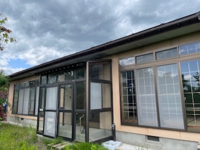 自然光に包まれる大きな窓の家