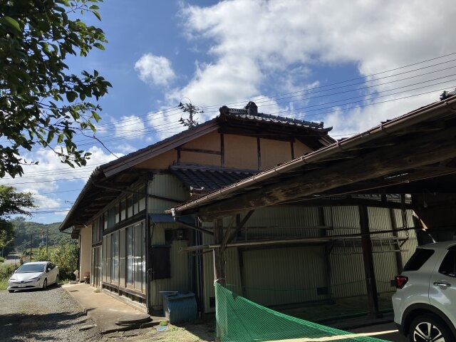 伝統的な屋根と自然が調和する広々とした住まい