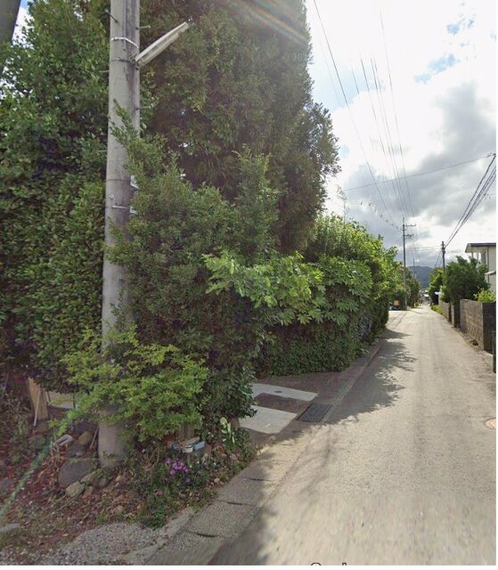 緑豊かな住宅街の一角に佇む