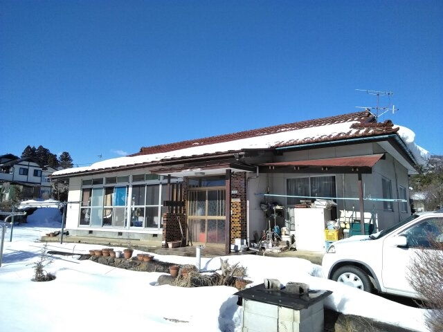 広々とした庭と駐車スペース付きの家