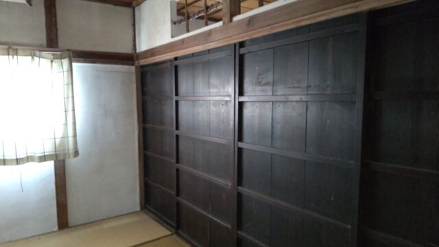 歴史を感じる、しっかりとした造りの和室