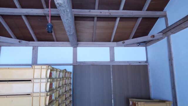 木の温もりが伝わる広い倉庫内