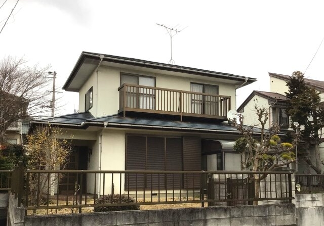 陽当たりの良い二階建ての広々とした住まい