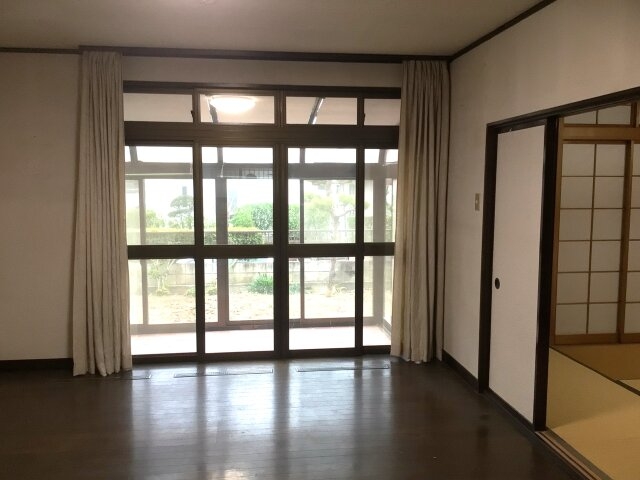 大きな窓から庭が見える開放的なリビングルーム