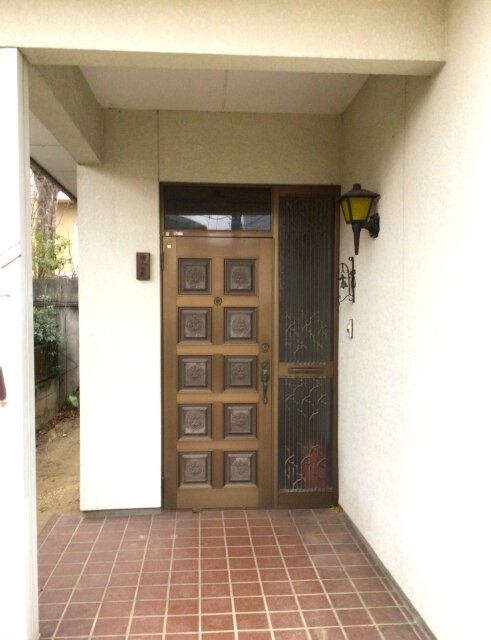 風格ある玄関が迎える静かな住空間