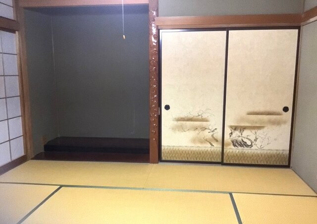 落ち着きある畳の間、和の風情を感じる空間