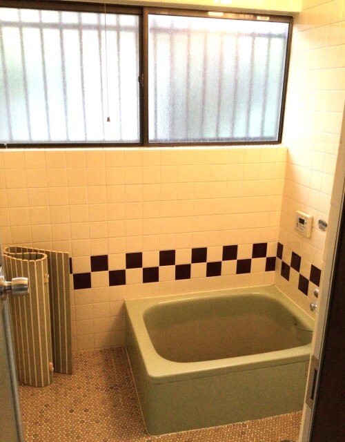 清潔感あふれるタイル張りのバスルーム