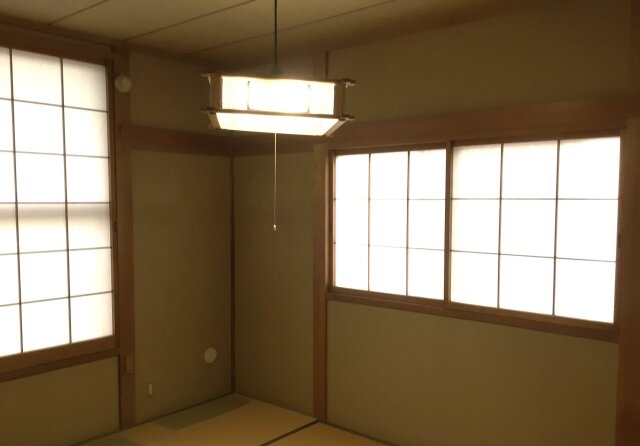 伝統美が薫る和室、趣のある障子とふすま