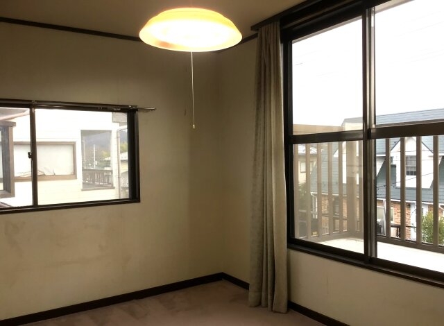 二階の明るい洋室、快適なプライベートスペース