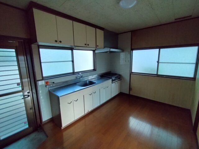 明るく開放的なキッチン。収納も豊富で、使いやすい空間です。