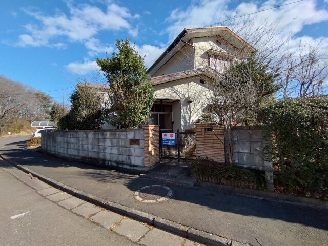 木々に囲まれた静かな住まい、穏やかな街並みを楽しめる戸建て住宅