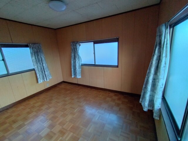 陽当たりの良いシンプルな洋室、明るく快適な空間